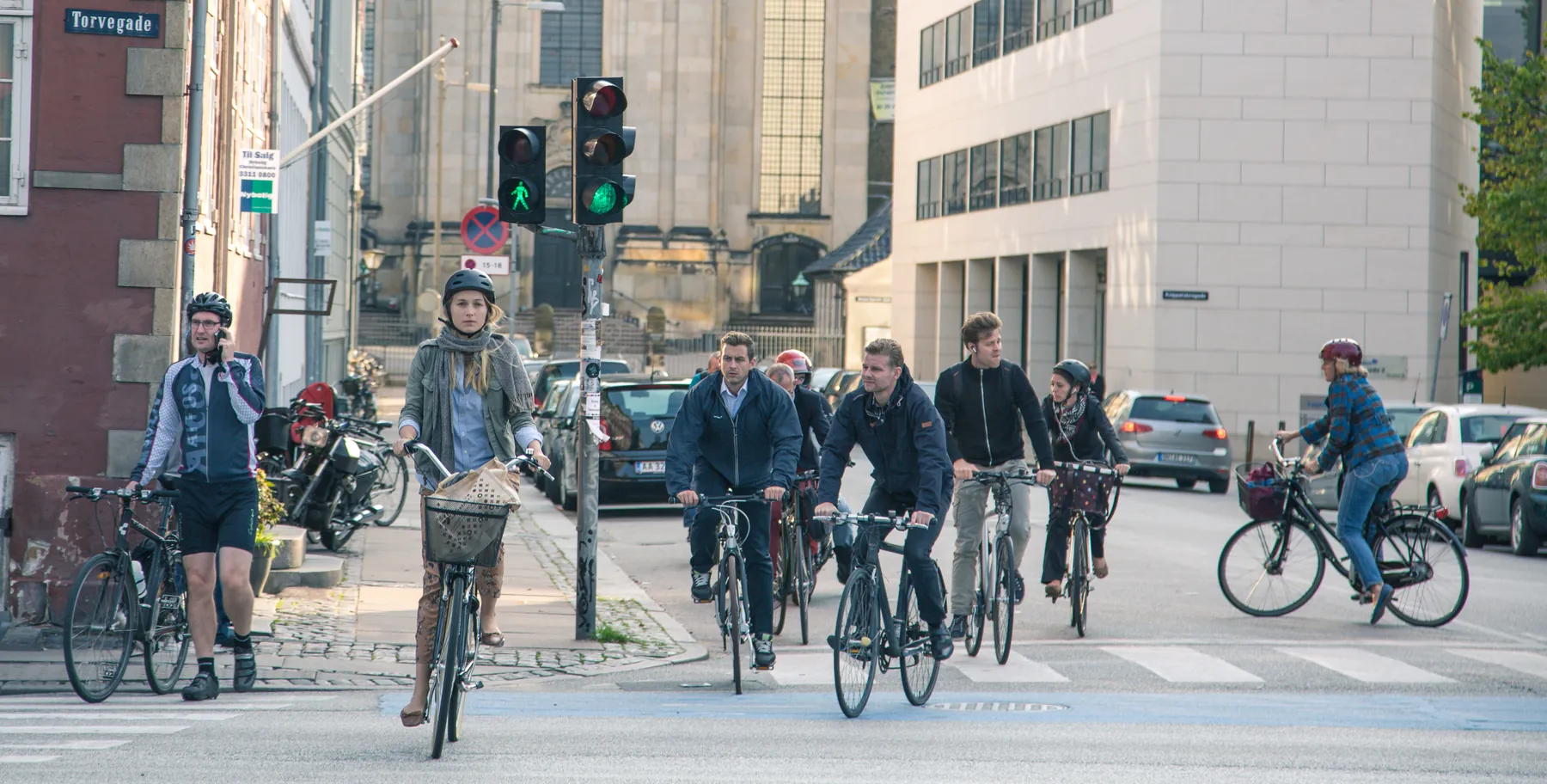 Cycling scene for folding bikes for urban commuting: size, ride and storage