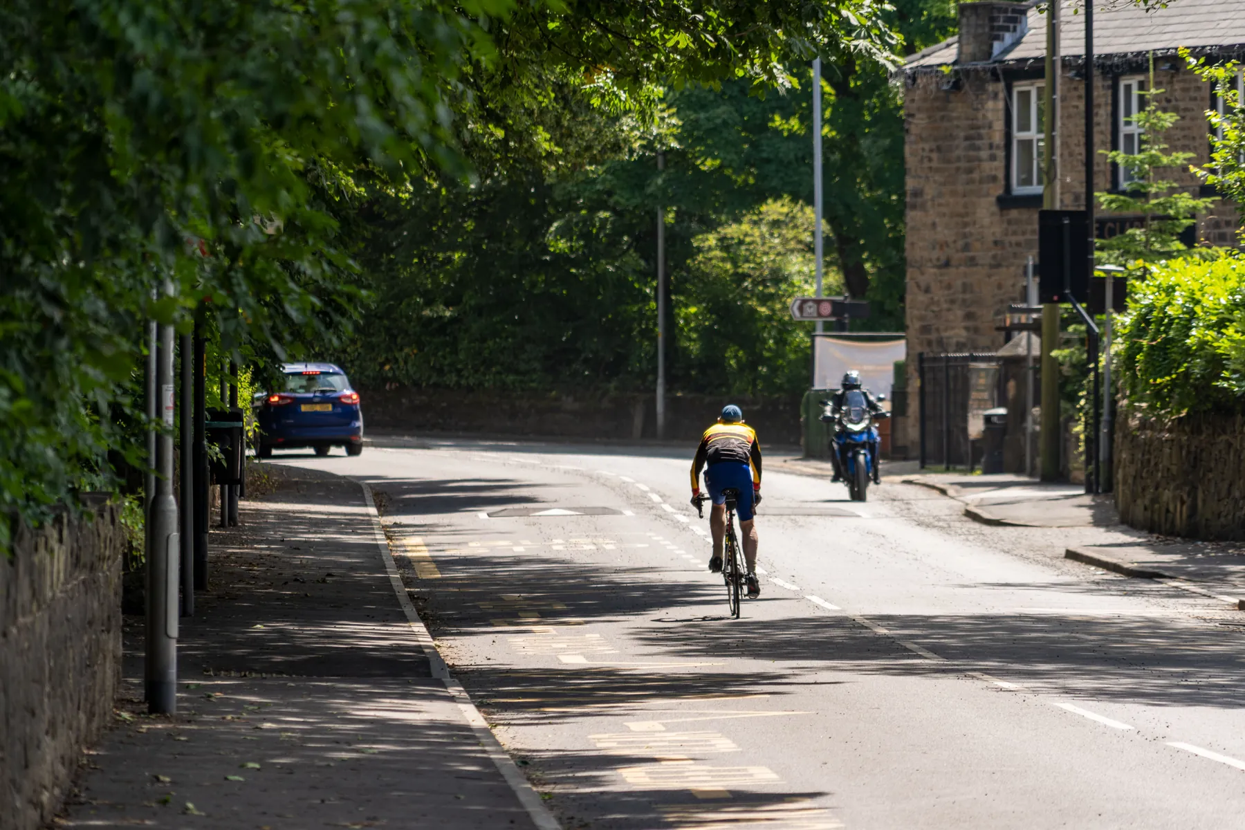 Cycling scene for road bike buying guide for everyday uk riders